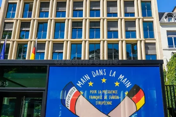 l-ambassade-d-allemagne-à-paris-avenue-franklin-roosevelt-france-juin-dans-le-e-arrondissement-de-267535887
