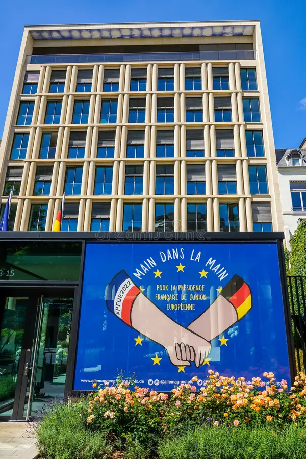 l-ambassade-d-allemagne-à-paris-avenue-franklin-roosevelt-france-juin-dans-le-e-arrondissement-de-267535887